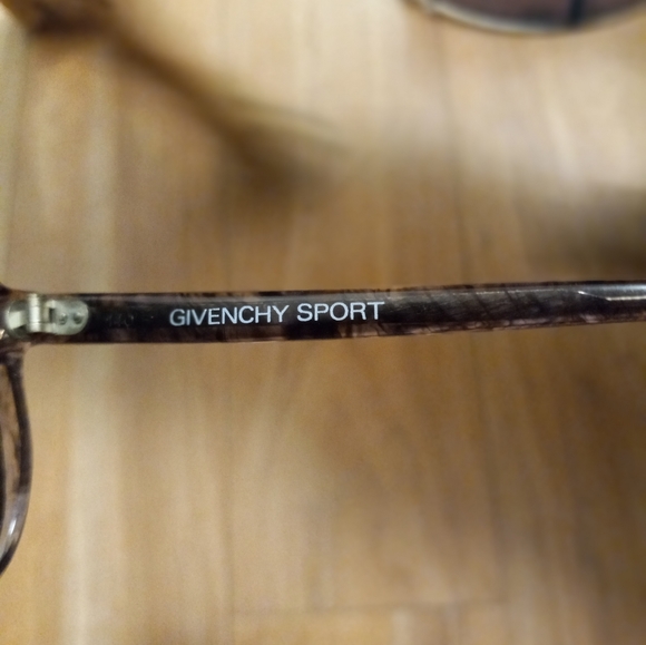 2 Maui Jim's 1 Givenchy Sun glasses - Picture 4 of 16